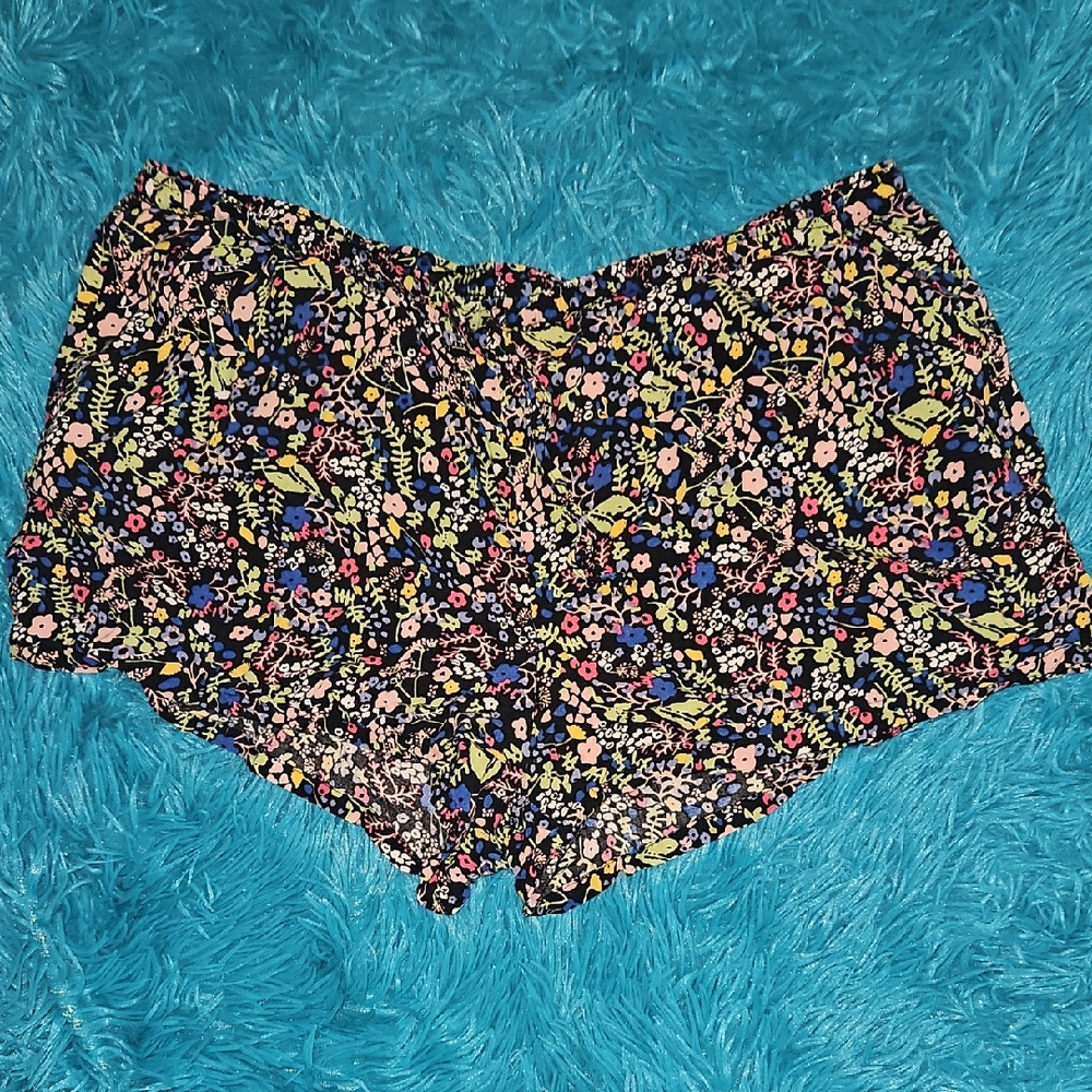 No Boundaries Black Floral Print Women's Shorts